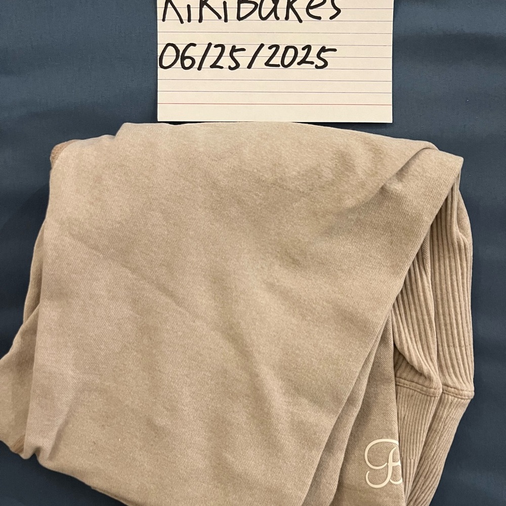 ❌LIKE NEW Bombshell Sportswear V-Front Scrunch Butt Leggings Oat Color Size L/XL